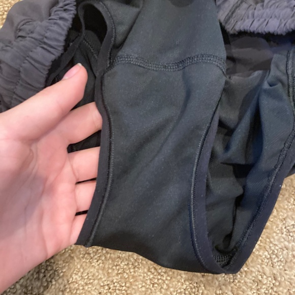 Lululemon Hotty Hot Shorts 2.5 inch Size 6 - Picture 3 of 12